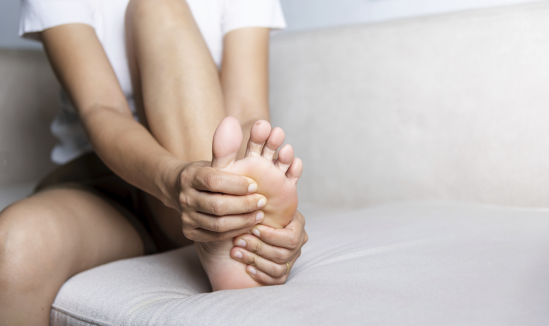 足裏への刺激、裸足で歩く効果は？