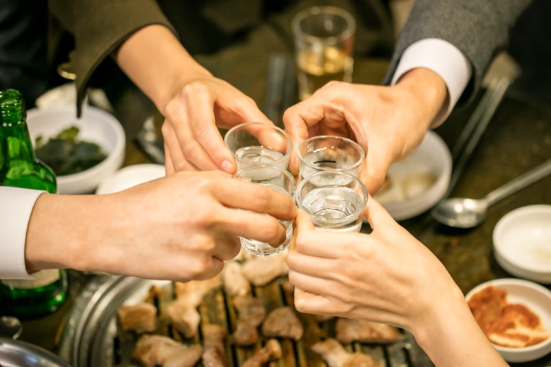 “Pasti menyesal setelah makan”…Camilan apa yang membuat gemuk saat minum alkohol?